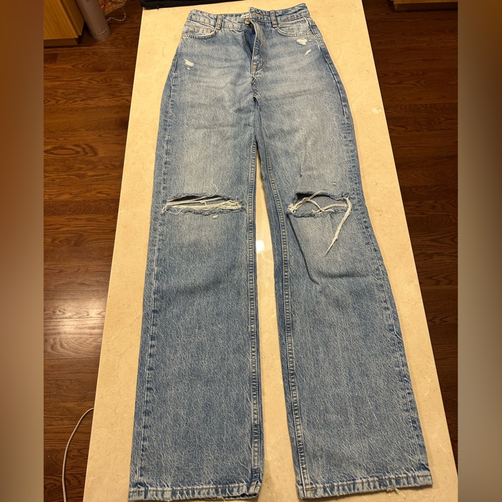 ZARA HIGH RISE STRAIGHT LEG DISTRESSED JEANS LIGHT WASH - SIZE 2